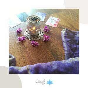 fehér füstölőedény padlón káryákkal és virágokkal